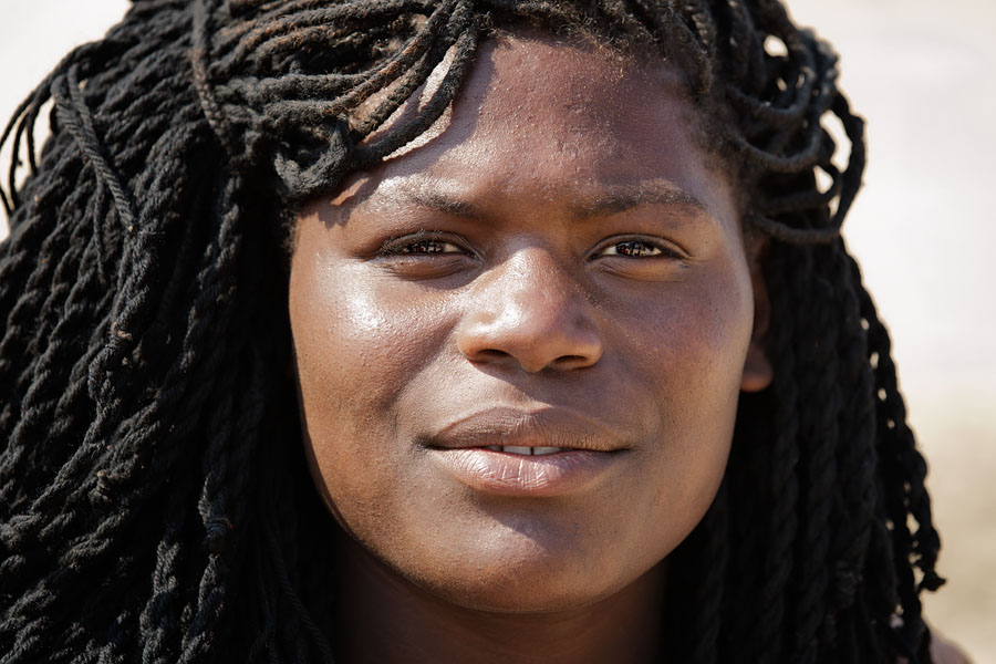  Woman between Pediva and Virei   Angola